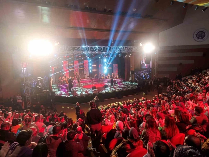 Erzurum’da ‘TRT Sanatçıları Şehir Konserleri’ programına yoğun ilgi
