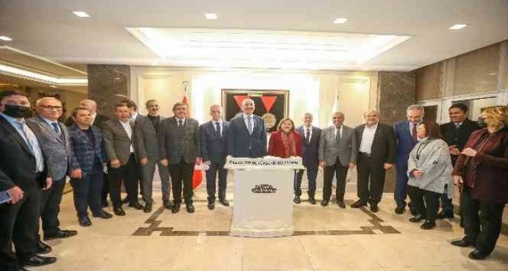 Eski Adalet Bakanı Abdülhamit Gül, Fatma Şahin’i ziyaret etti