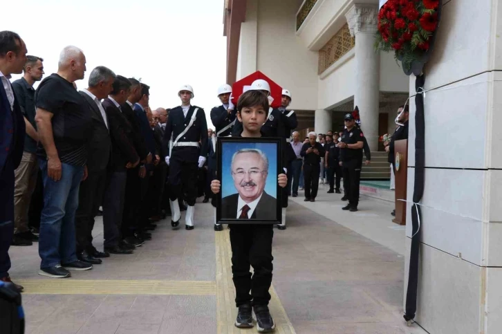 Eski Devlet Bakanı Kocabatmaz törenle son yolculuğuna uğurlandı
