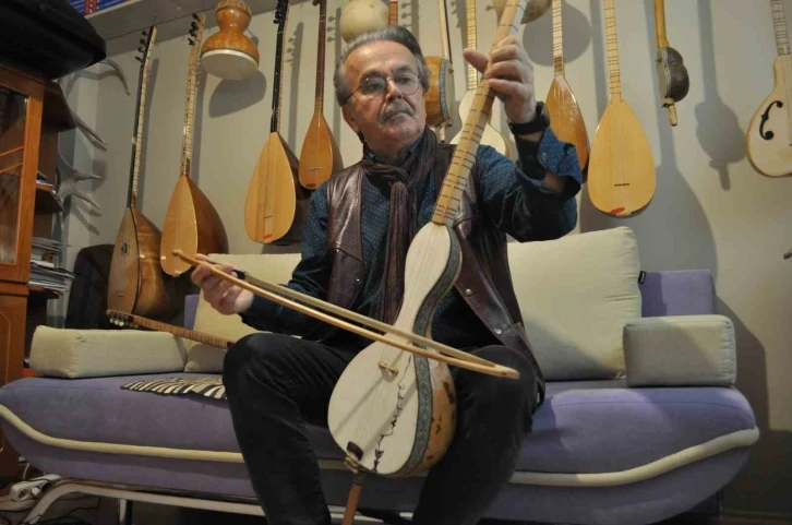 Eski öğretmen emeklilik hayatını özgün enstrümanlar oluşturmaya adadı
