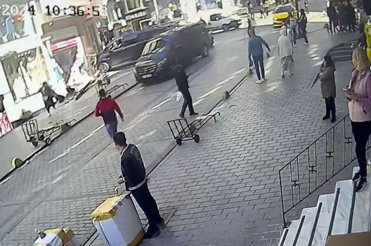 Fatih’te faciadan dönülen kaza kamerada: Kaldırıma çıkan minibüs direği devirip, vitrine çarptı
