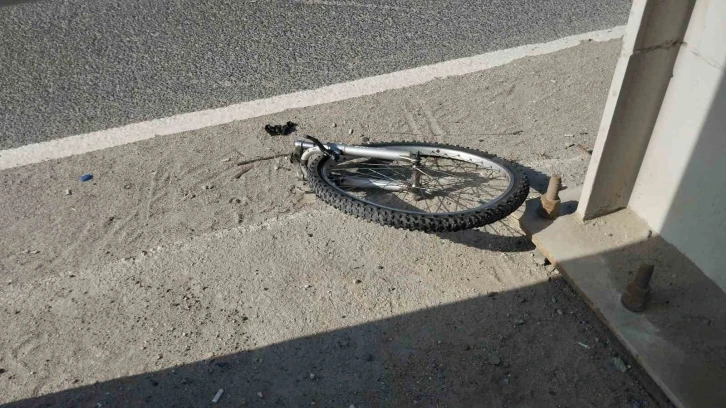 Feci kaza kamerada: Otomobil bisikletli çocuğa çarptı
