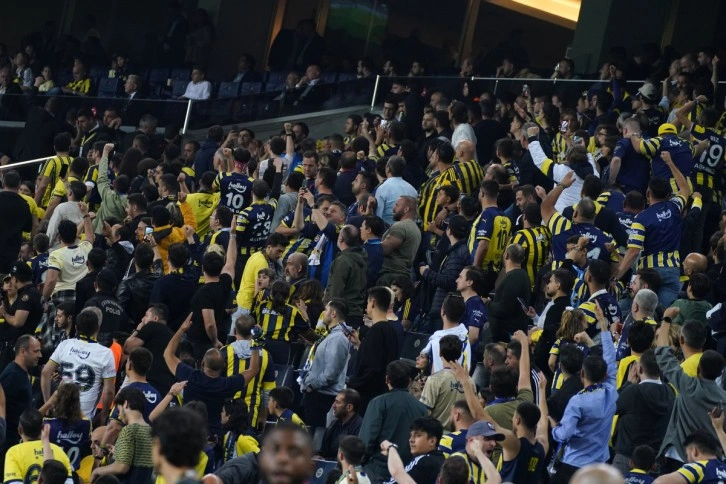 Fenerbahçe tribünlerinde 'yönetim istifa' sesleri