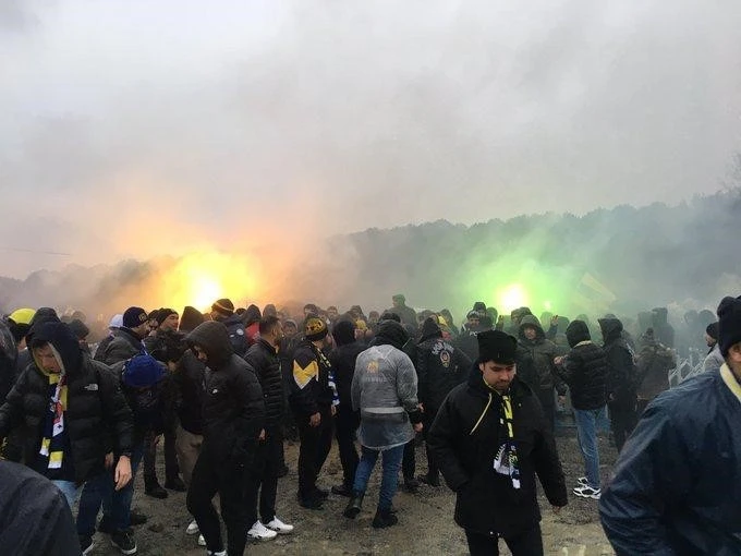 Fenerbahçeli taraftarlar TFF’yi protesto için Riva’ya akın etti
