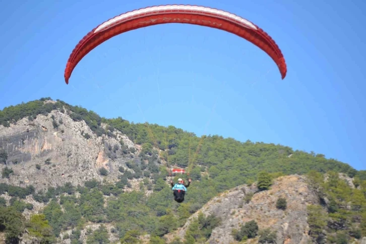 Fethiye’de sağlık personelleri yamaç paraşütü yaptı, Türk bayrağı açtı

