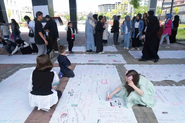 Filistin için bir araya gelen kadınlar ve çocuklar duygularını beyaz çarşaflara yazdı
