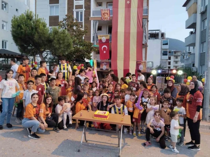 Galatasaray ve Fenerbahçeli minikler 24. şampiyonluğu birlikte kutladı
