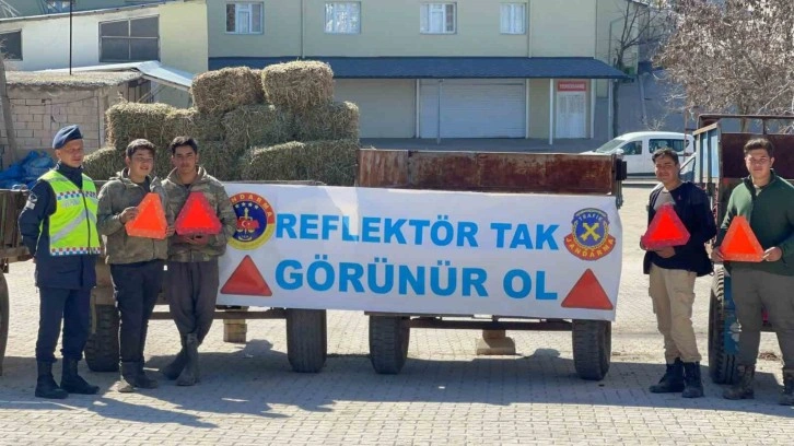Gaziantep İl Jandarması Traktör Sürücülerine Güvenli Tarım Eğitimi Verdi