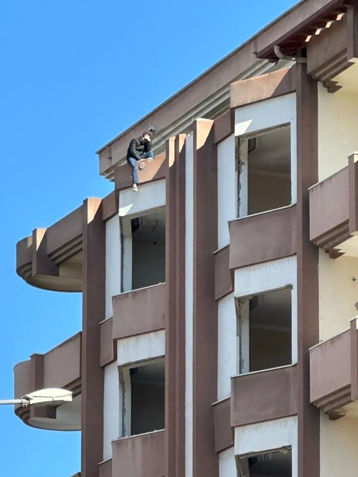 Gaziantep'te hasarlı binada bir intihar girişimi daha