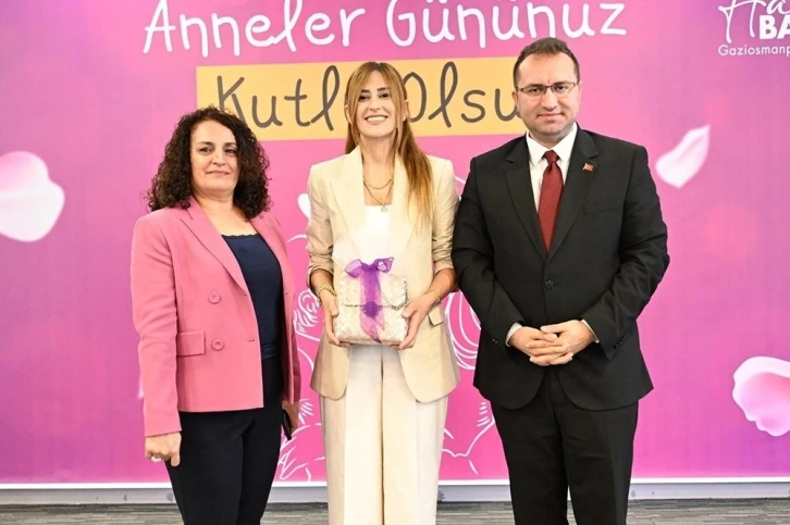 Gaziosmanpaşa Belediye Başkanı Bahçetepe kadın çalışanların Anneler Günü’nü kutladı
