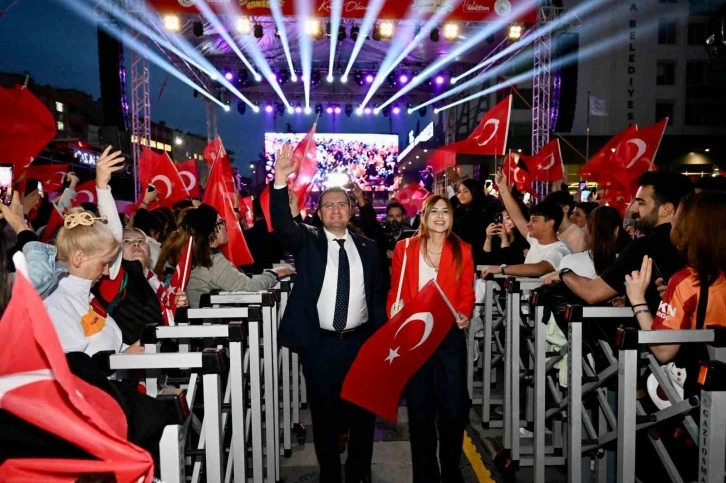 Gaziosmanpaşa’da 19 Mayıs Atatürk’ü Anma Gençlik ve Spor Bayramı, Emre Aydın konseri ile kutlandı
