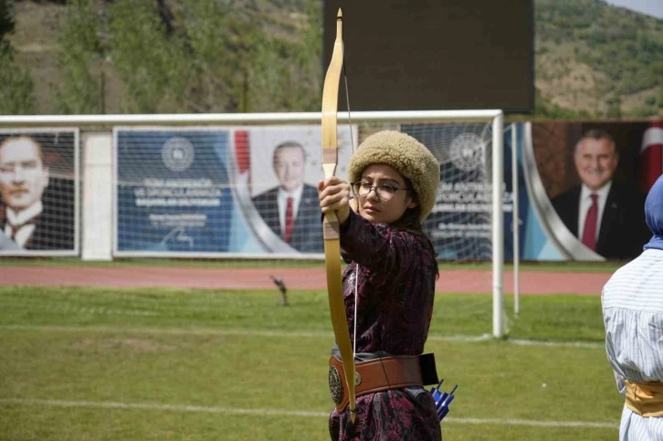 Geleneksel Türk Okçuluğu sporcuları, geleneksel kıyafetleriyle Gümüşhane’de yarıştı
