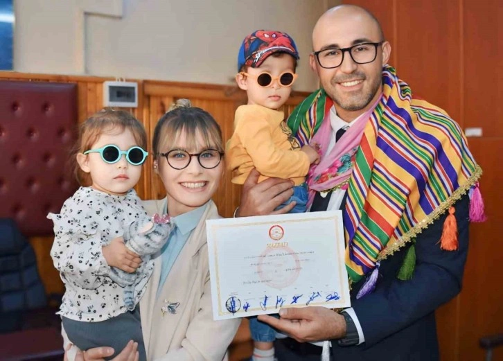 Germencik Belediye Başkanı Burak Zencirci, Mazbatasını İkizleri ile Aldı