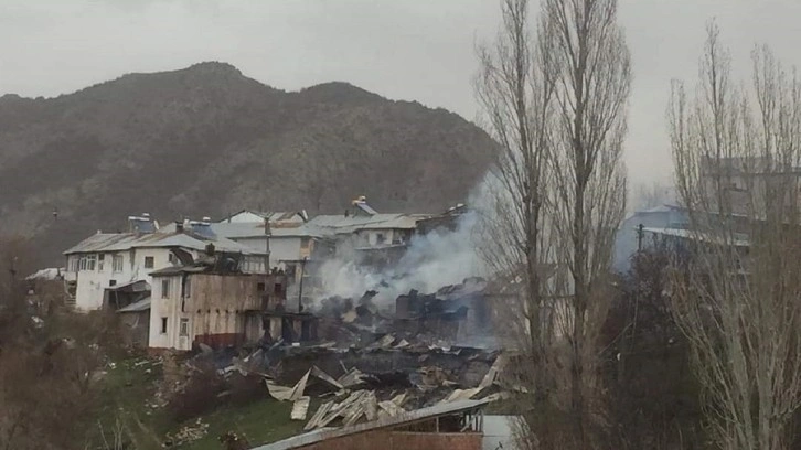 Giresun'da 4 ev yandı, dumandan etkilenen 2 kişi hastanelik oldu