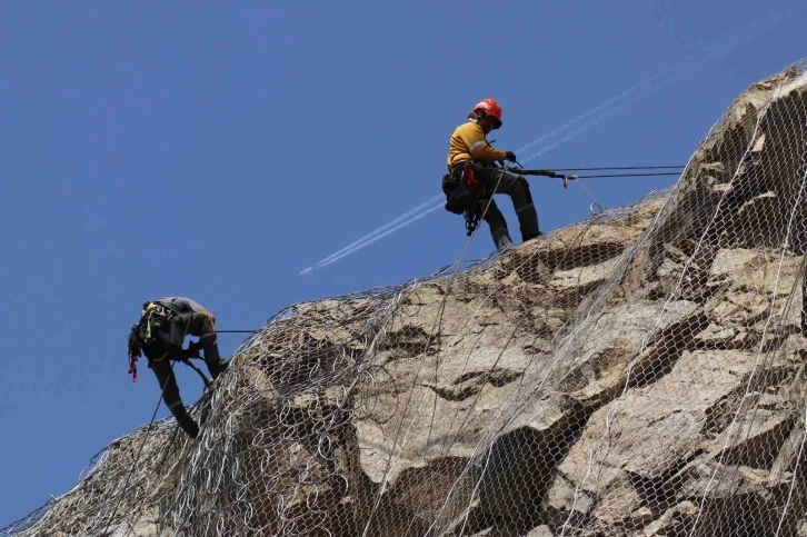 Gümüşhane’de kaya düşme riski bulunan dağlar çelik ağlarla kafese alınıyor
