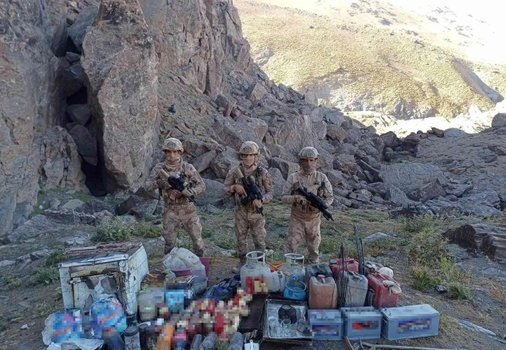 Gürpınar’da PKK’ya ait yaşam malzemeleri ele geçirildi
