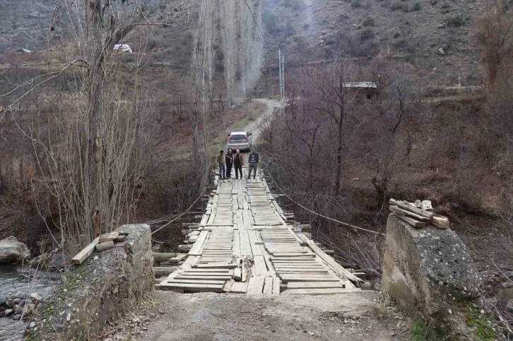 Hacı Mahallesi sakinleri 3 çocuğun düşerek öldüğü tahta köprü için çözüm bekliyor
