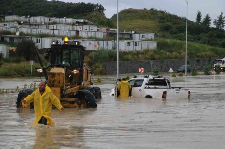 Hatay Büyükşehir Belediyesi ekipleri, kuvvetli yağış sonrası 754 vakaya müdahale etti
