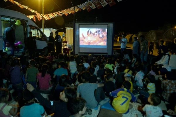 Hatay’da depremzede çocuklar açık hava sinemasında ‘Aslan Kral’ filmini izledi