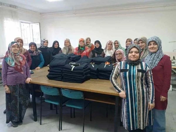 Hisarcık’ta kursiyerler Gazze’ye gönderilmek üzere eşofman takımı dikiyor
