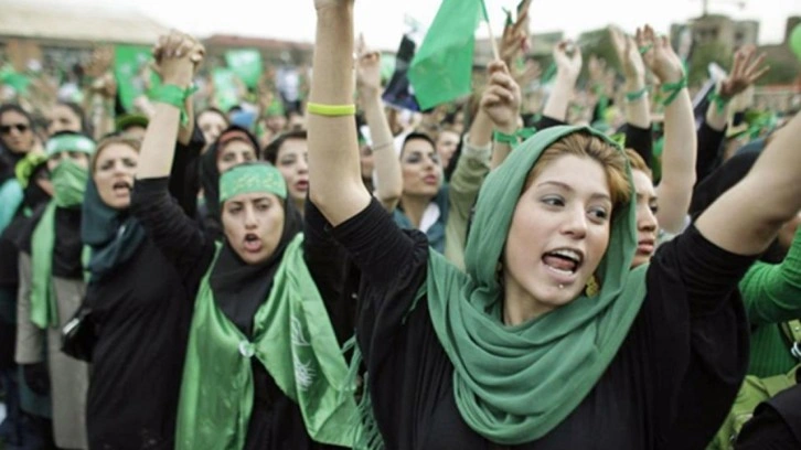 İran Cumhurbaşkanı'ndan başörtüsü açıklaması: Bu meseleyi çözeceğiz