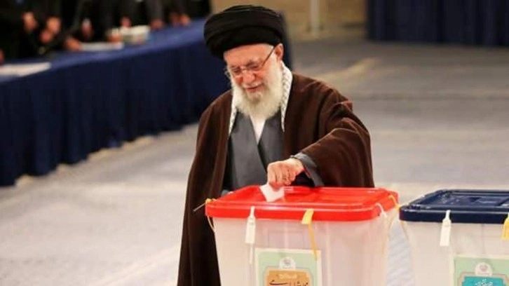 İran Seçimlerinde Oy Verme Süresi Uzatıldı