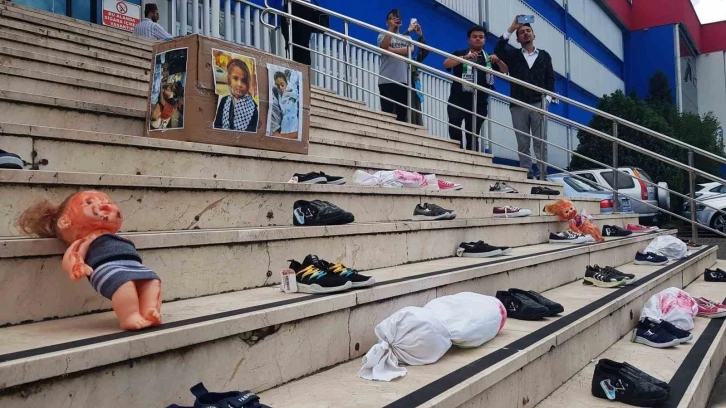 İsrail, çocuk ayakkabıları ve kefenlere sarılmış bebeklerle protesto edildi
