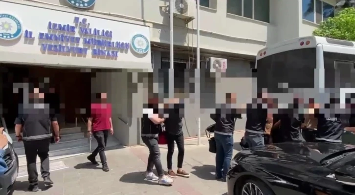 İzmir’deki gece kulübüne uyuşturucu baskınında polisler de dahil 21 kişi tutukladı
