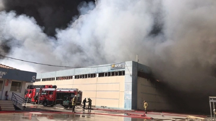 İzmir'de fabrika yangını. İki işletmeye daha sıçrayan yangın kontrol altına alındı