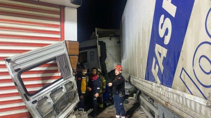 İzmir'de korkunç kaza! TIR ile minibüs çarpıştı: 3 ölü, çok sayıda yaralı var