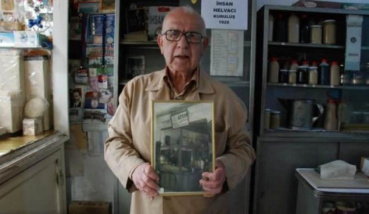 İzmir'in asırlık helvacısı! Babadan kalma 94 yıllık dükkanda 65 yıldır helvacılık yapıyor