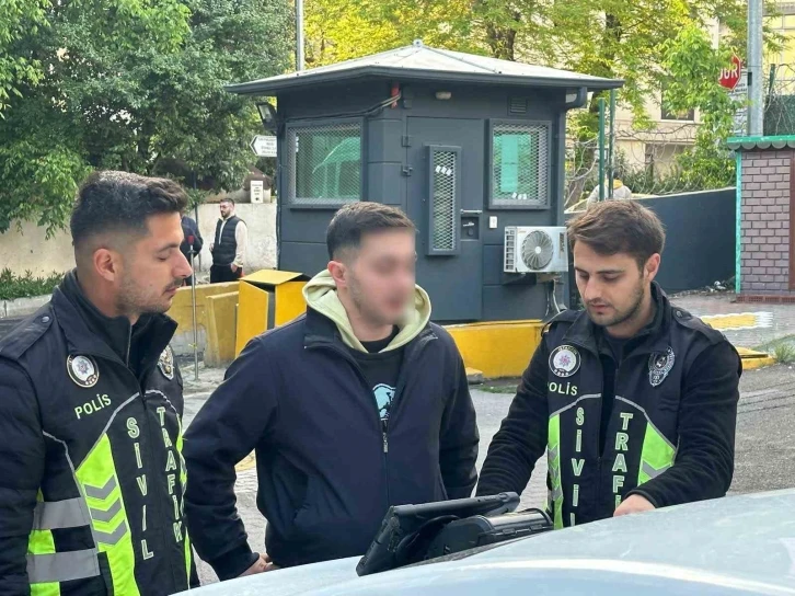 Kadıköy’de motosikleti yayaların üzerine sürerek dalga geçen sürücü yakalandı
