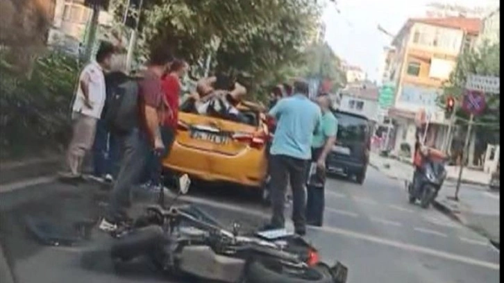 Kadıköy'de feci kaza! Motosikletli taksinin üzerine işte böyle fırladı