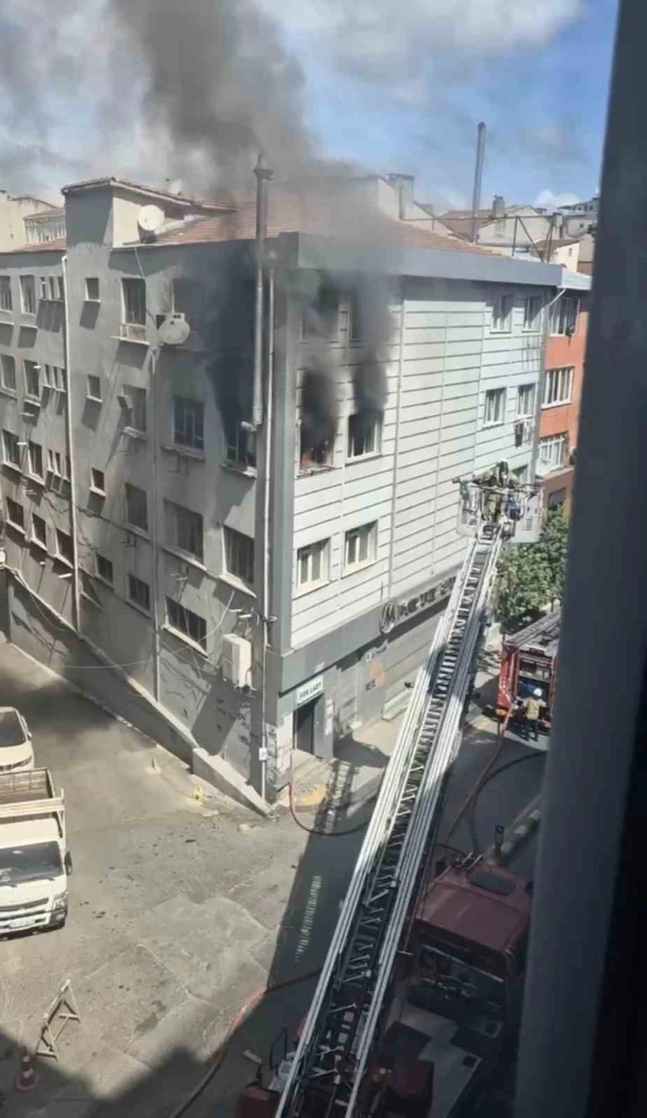 Kağıthane’de korkutan iş yeri yangını: Tekstil makineleri alev aldı
