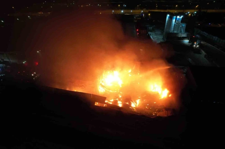 Kahramanmaraş’taki fabrika yangını dron ile görüntülendi
