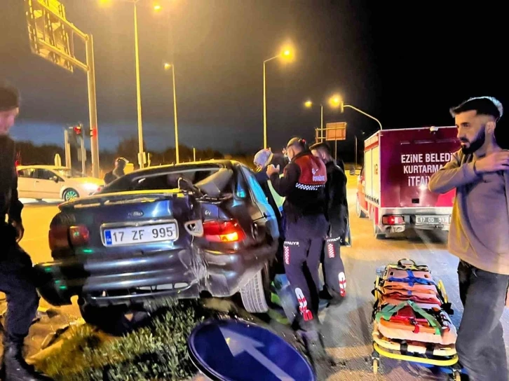 Kamyon otomobile çarptı, araçta sıkışan sürücüyü itfaiye ekipleri kurtardı
