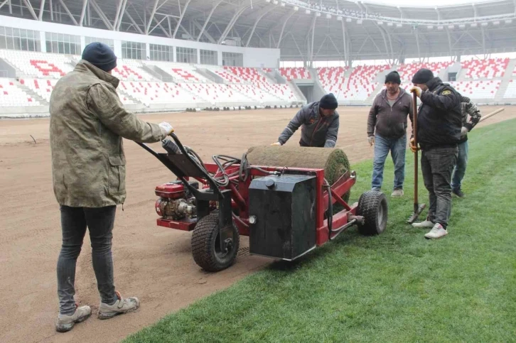 Karaman’ın 15 bin kişilik stadyumunda çim serme çalışması başladı
