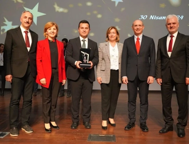 Kastamonu Üniversitesi, İlham Veren Kamu Yönetimi proje ödülünü aldı
