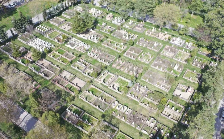 Kayseri’de mezarlıklar bayrama hazır

