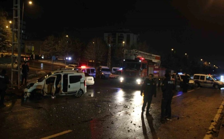 Kayseri Kocasinan'da Pikap ile Hafif Ticari Araç Çarpışması: 5 Yaralı