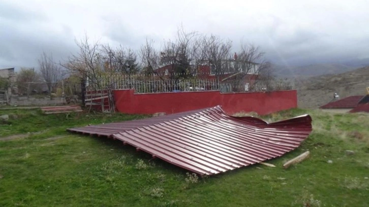 Kayseri'de 6 tonluk çatı şiddetli rüzgara dayanamadı