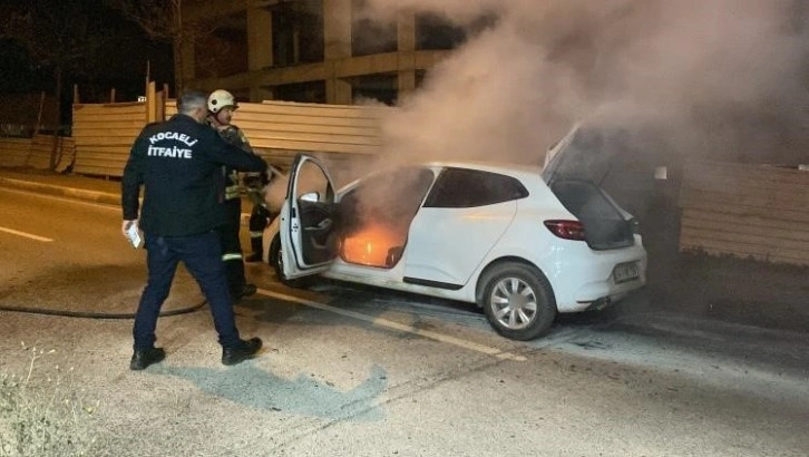 Kocaeli'nin Çayırova ilçesinde Otomobil Yangını