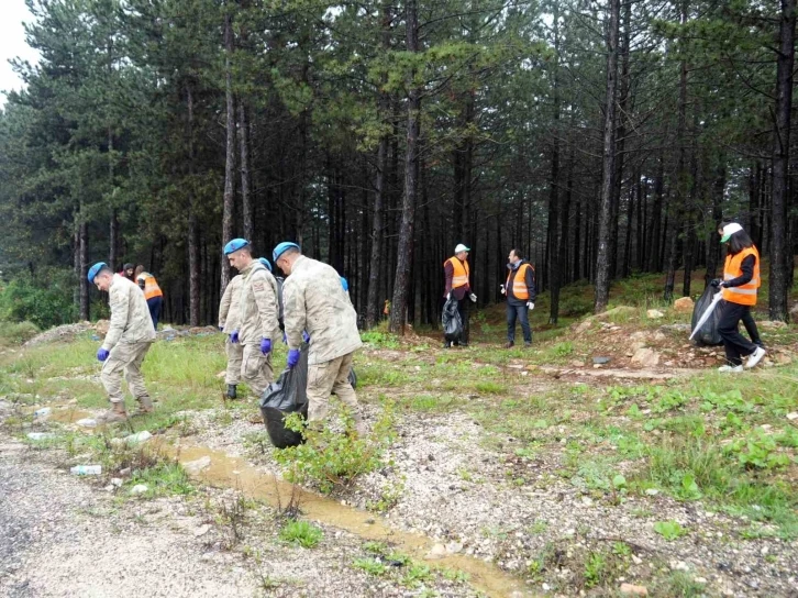 Komandolar ormanları yangınlardan korumak için atıkları topladı
