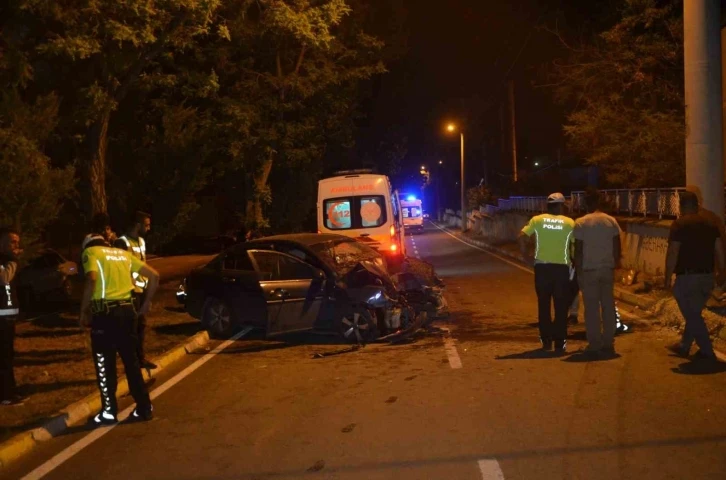 Konya’da otomobil aydınlatma direğine çarptı: 4 yaralı
