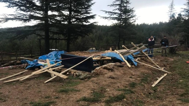 Konya'da baraka yıkıldı: 1 ölü 3 yaralı