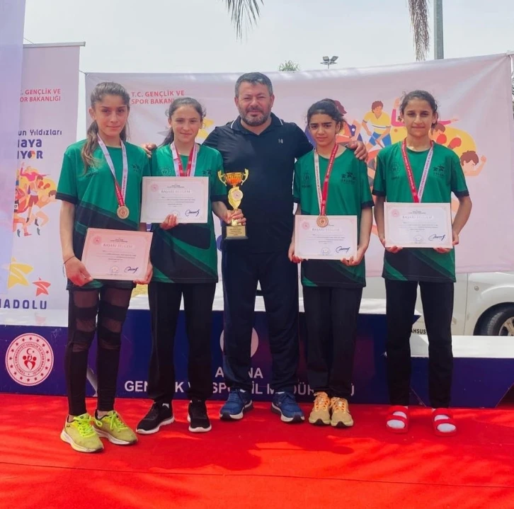 Körfezli Melek atletizmde Türkiye şampiyonu oldu
