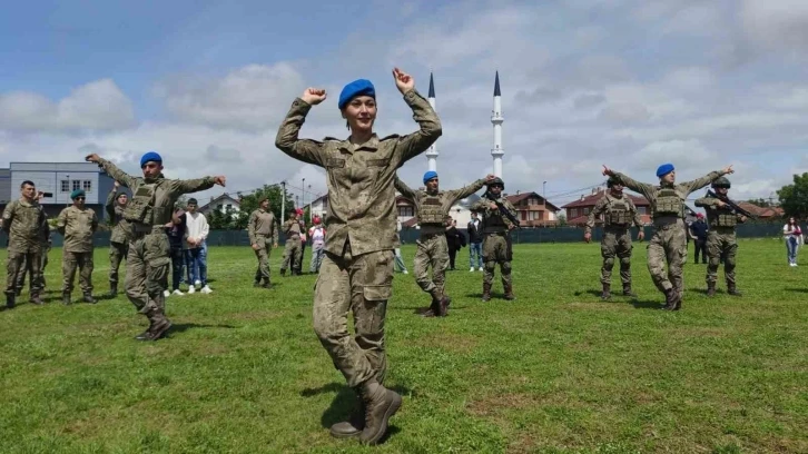 Kosova’da Türk askeri 19 Mayıs Bayramı’nı zeybek oynayarak kutladı
