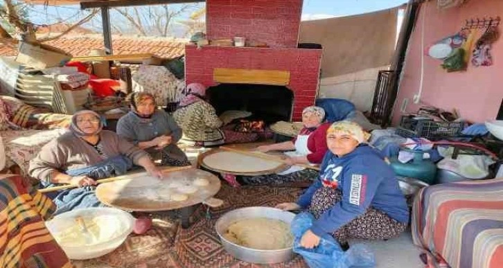 Köy kadınları depremzedeler için ateşin başına geçip ekmek yaptı
