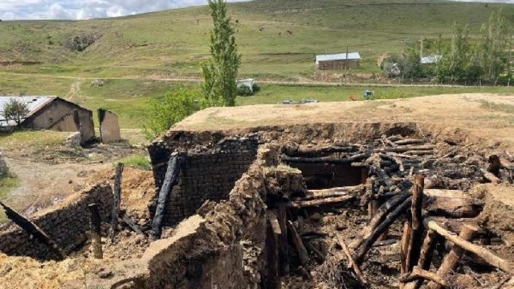 Köyde 6 farklı noktada yangın çıktı; 13 büyükbaş öldü, ev ve ahırlar yandı