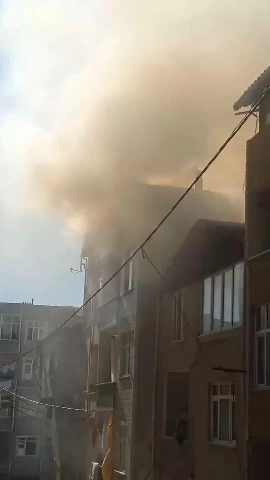 Küçükçekmece’de korkutan yangın: Mangal yaparken çatıyı yaktı
